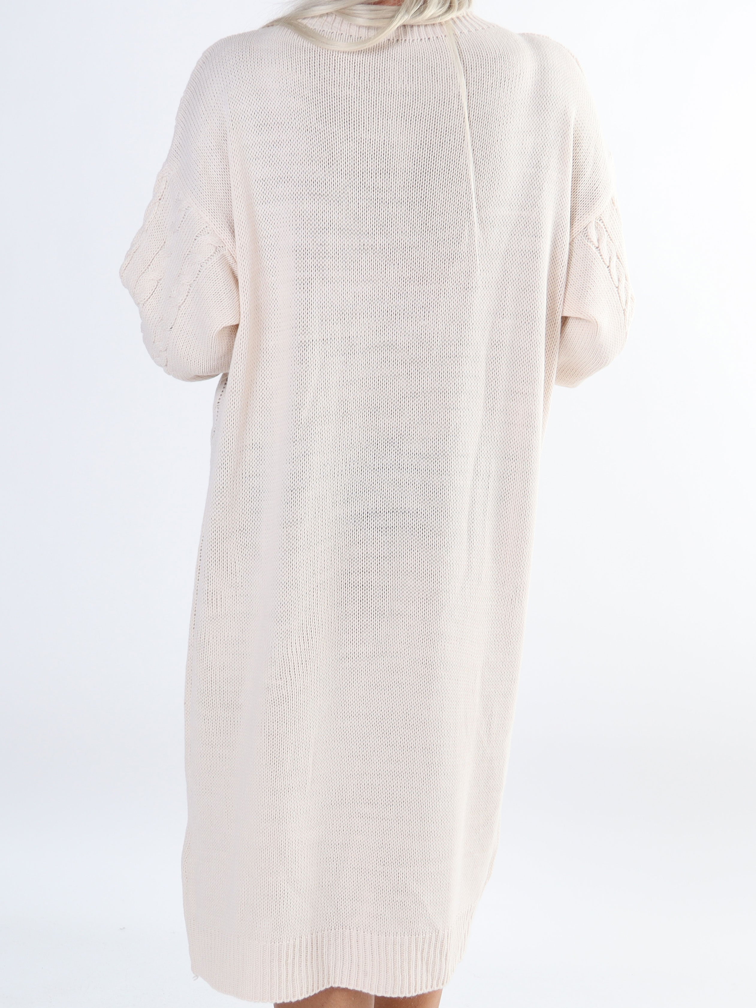 Karolina - Lång plus size klänning med kabelstickning